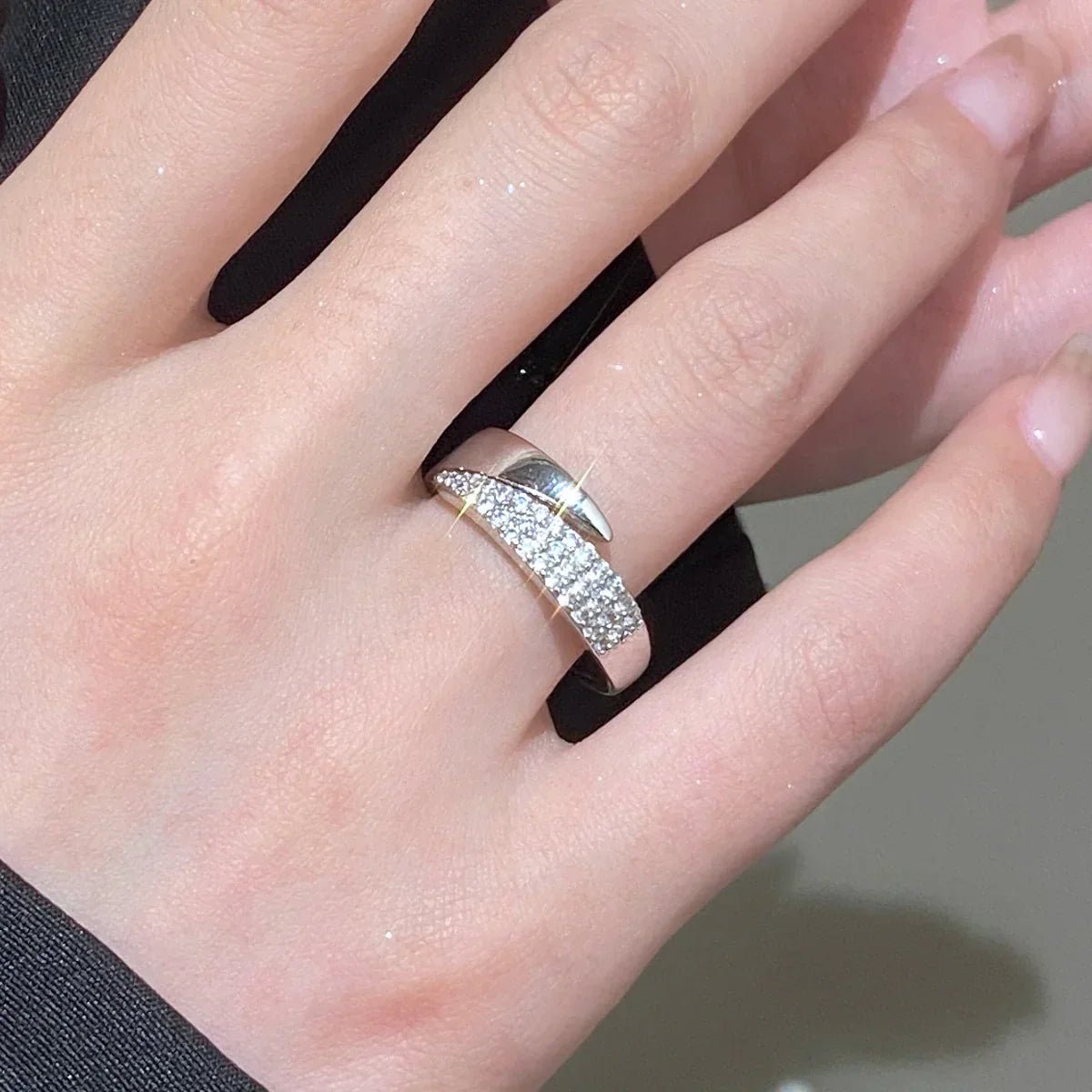 LENA | ANILLO CRUZADO CON CIRCONITAS - Aurea Montiel