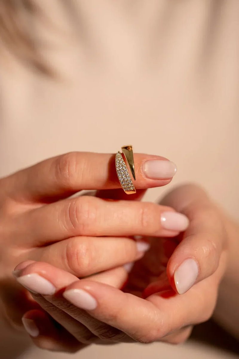 LENA | ANILLO CRUZADO CON CIRCONITAS - Aurea Montiel
